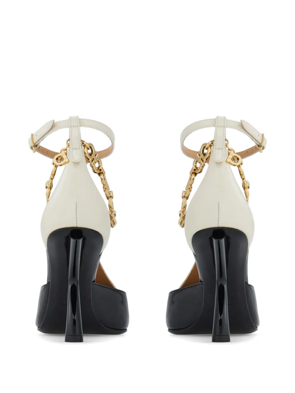 S-shaped heel pumps with Gancini chain
